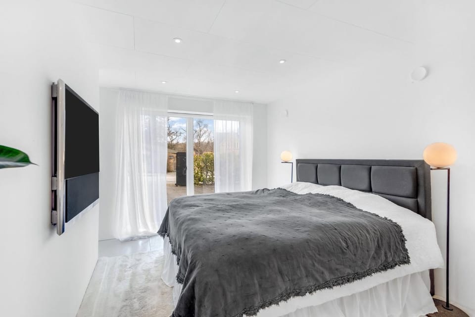 Communal lounge/ TV room, Bed, TV and multimedia, Bedroom