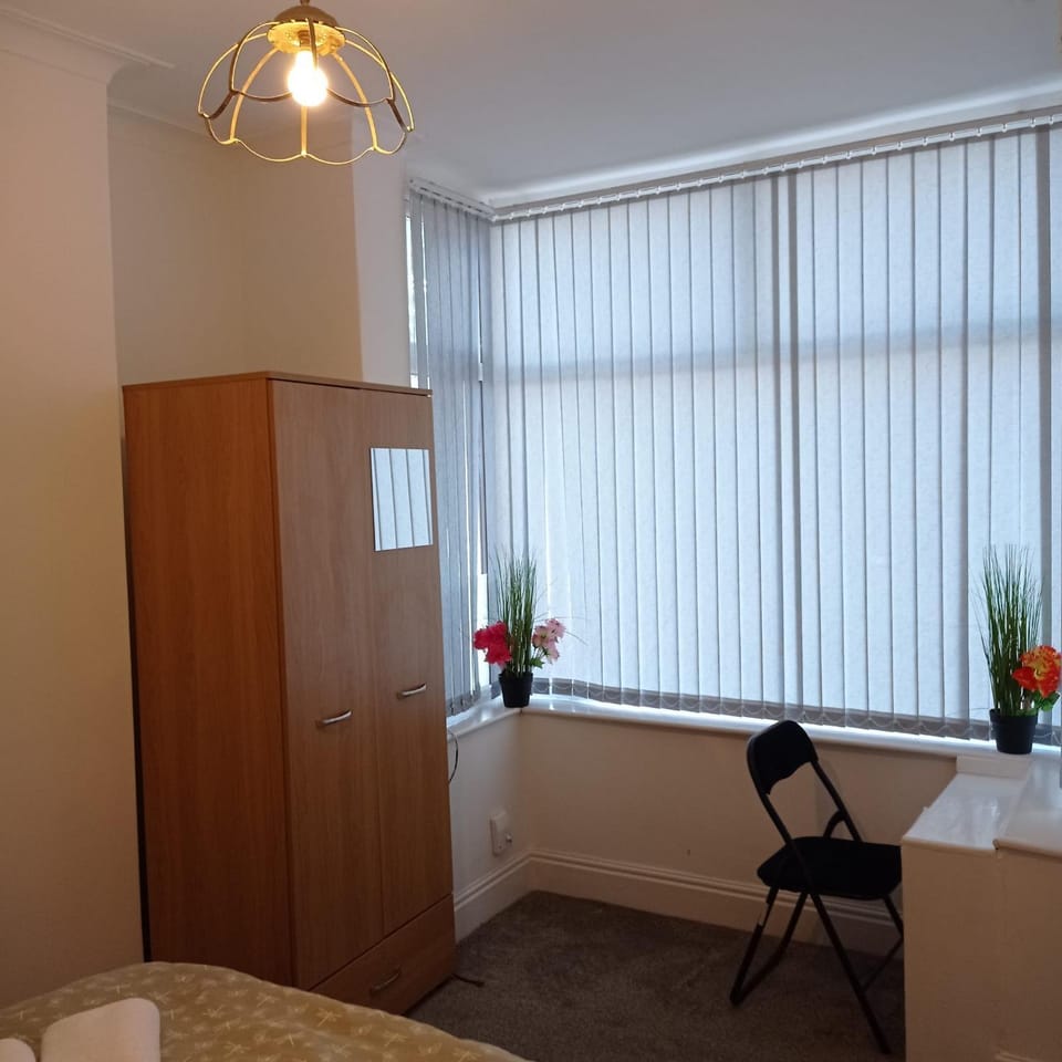 Double-Bedroom in the Heart of Salford Manchester Perfect for Short Stays LT3 Bed and Breakfast in Salford