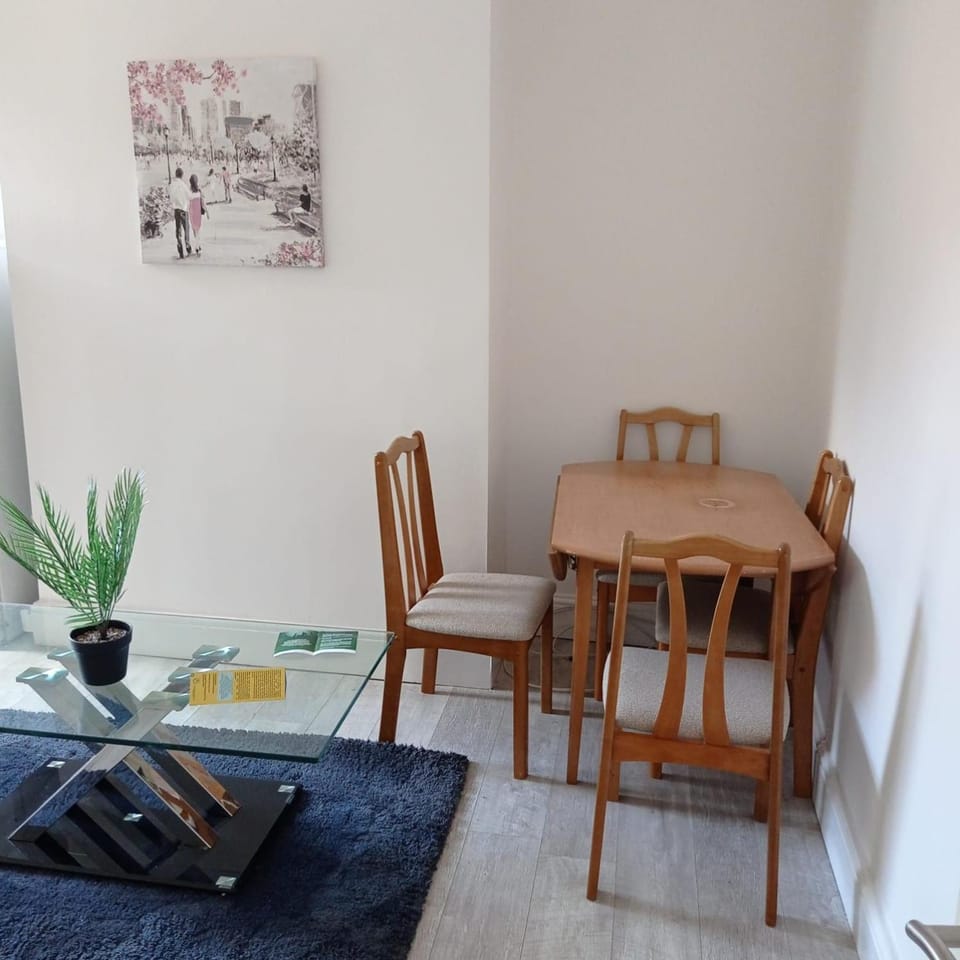 Double-Bedroom in the Heart of Salford Manchester Perfect for Short Stays LT3 Bed and Breakfast in Salford