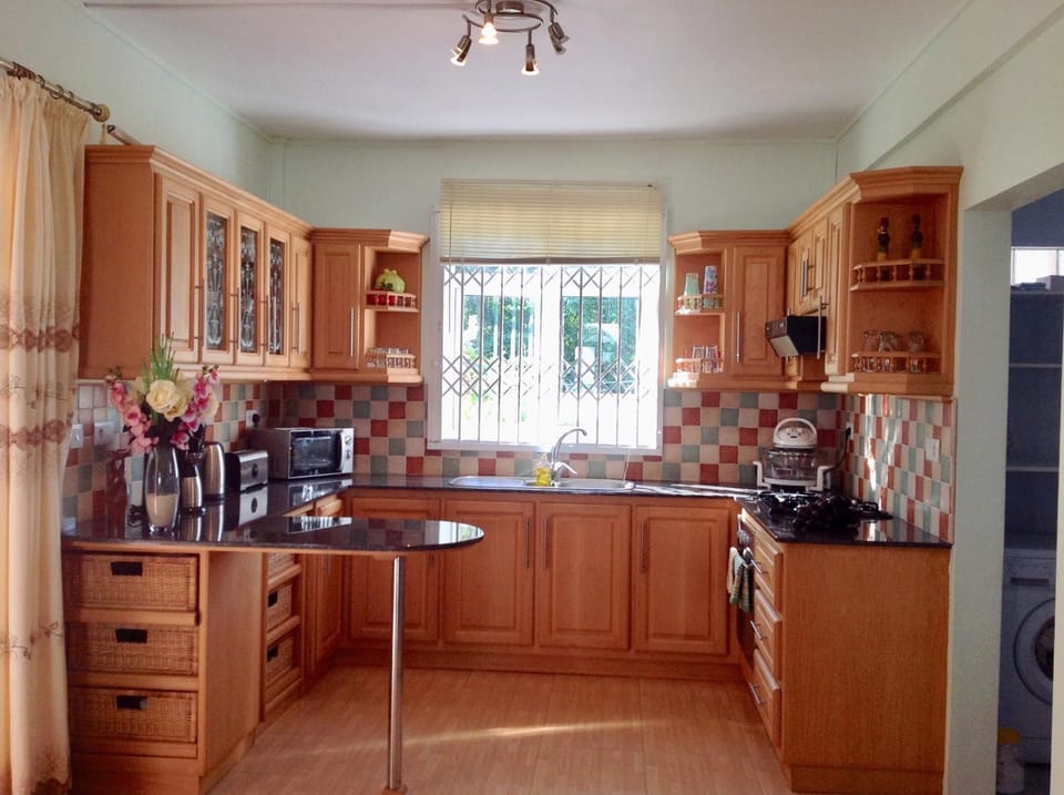 Communal kitchen, Food