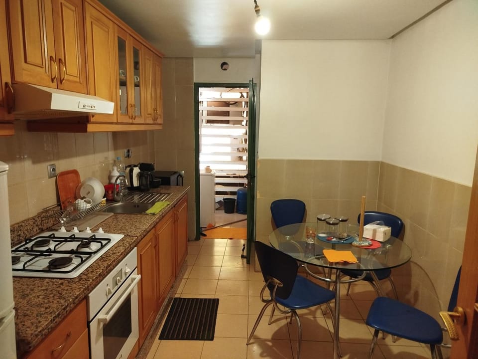 Coffee/tea facilities, Kitchen or kitchenette, Dining area, oven