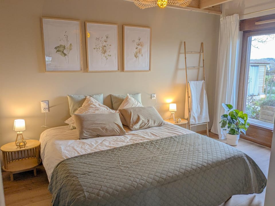 Bed, Photo of the whole room, Bedroom
