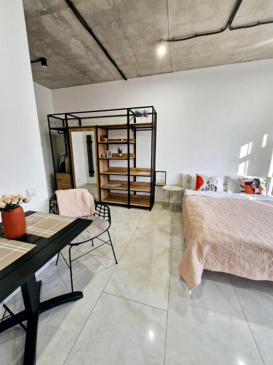 Bed, Living room, Photo of the whole room, Seating area, Dining area, Bedroom