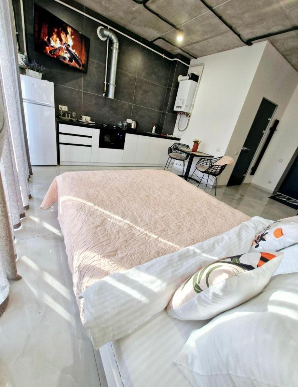 TV and multimedia, Kitchen or kitchenette, Living room, Photo of the whole room, Seating area, Dining area