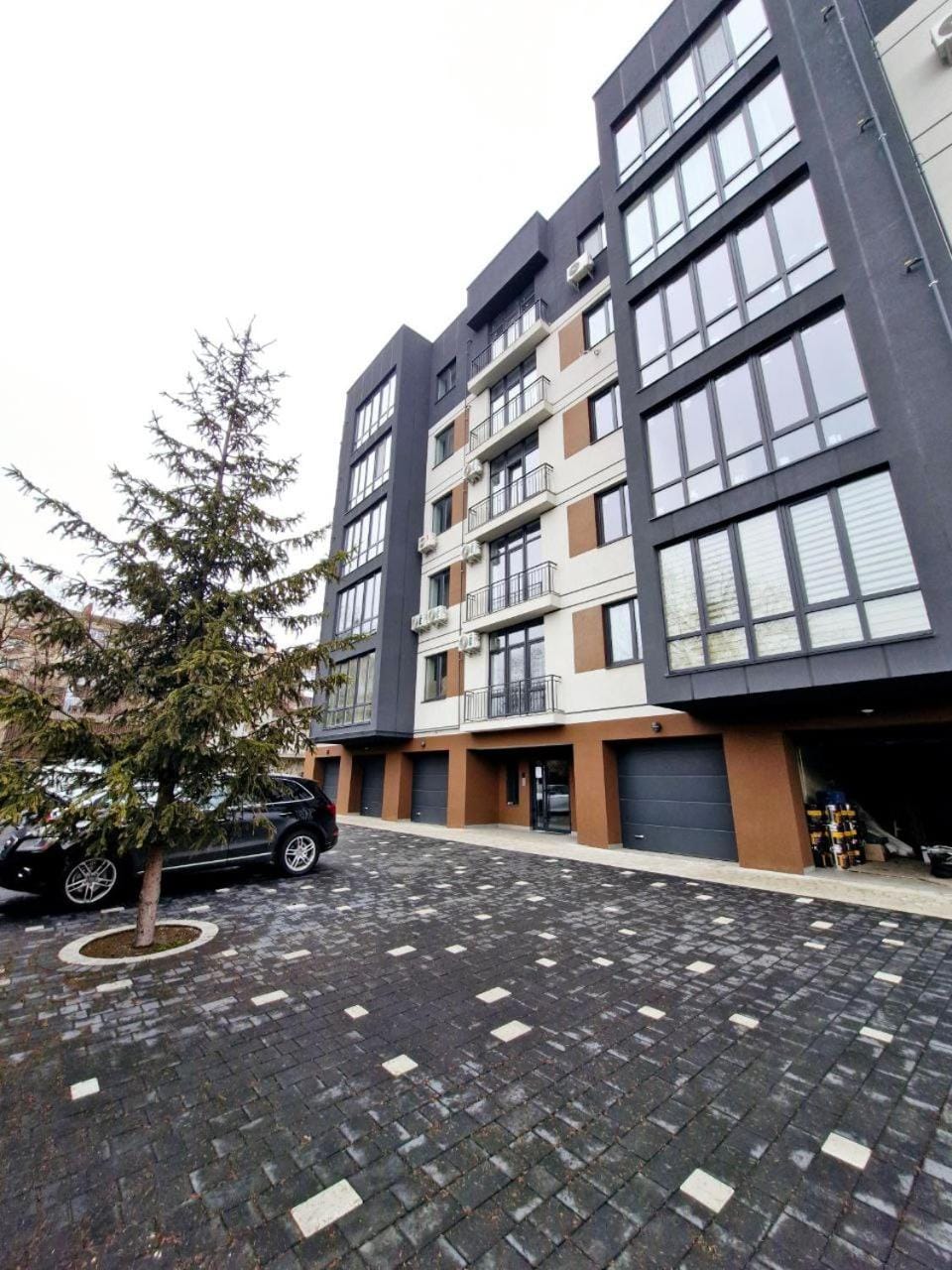Property building, Day, Neighbourhood, Street view, Location, Parking