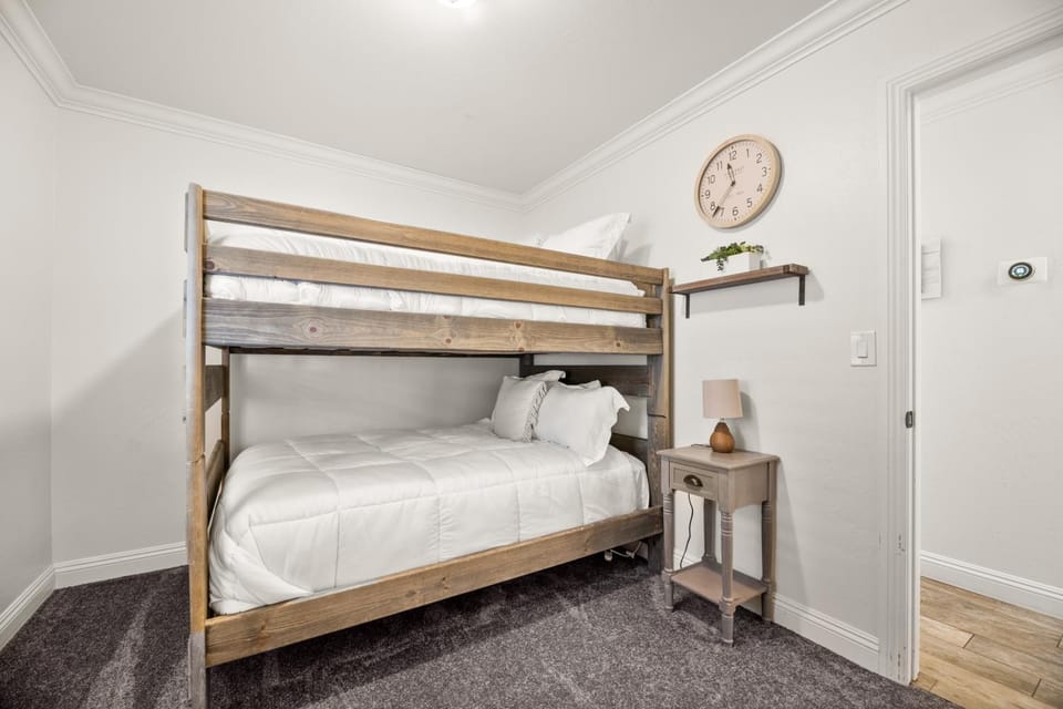 Bedroom, bunk bed