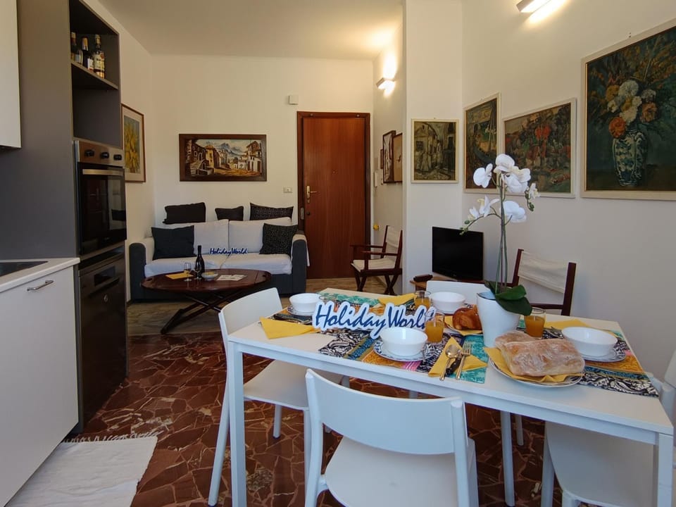 TV and multimedia, Kitchen or kitchenette, Living room, Seating area, Dining area