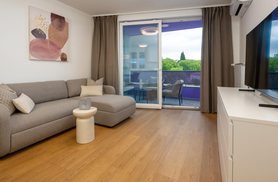 TV and multimedia, View (from property/room), Balcony/Terrace, Living room, Seating area