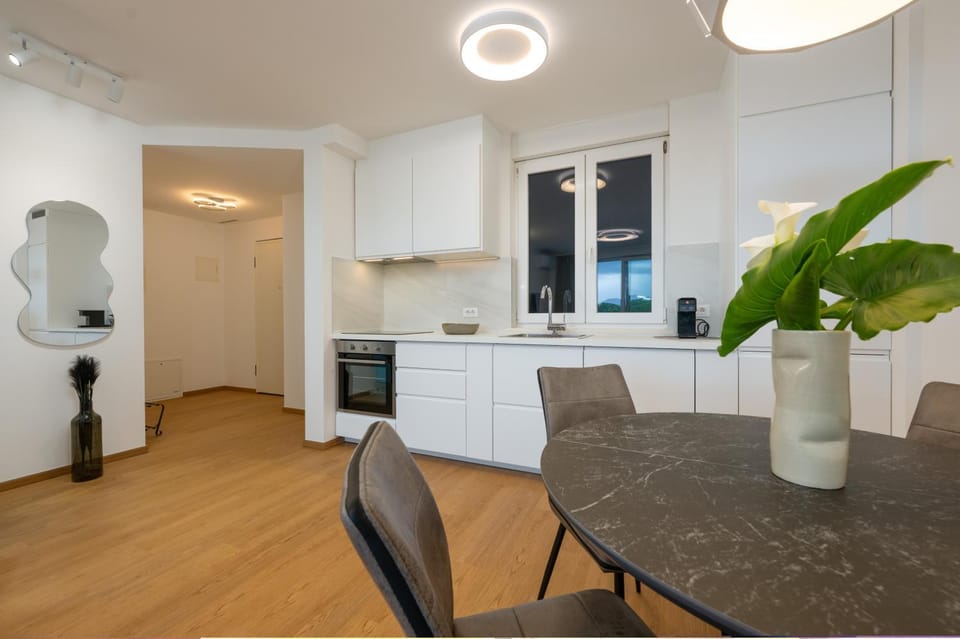 Dining area, kitchen