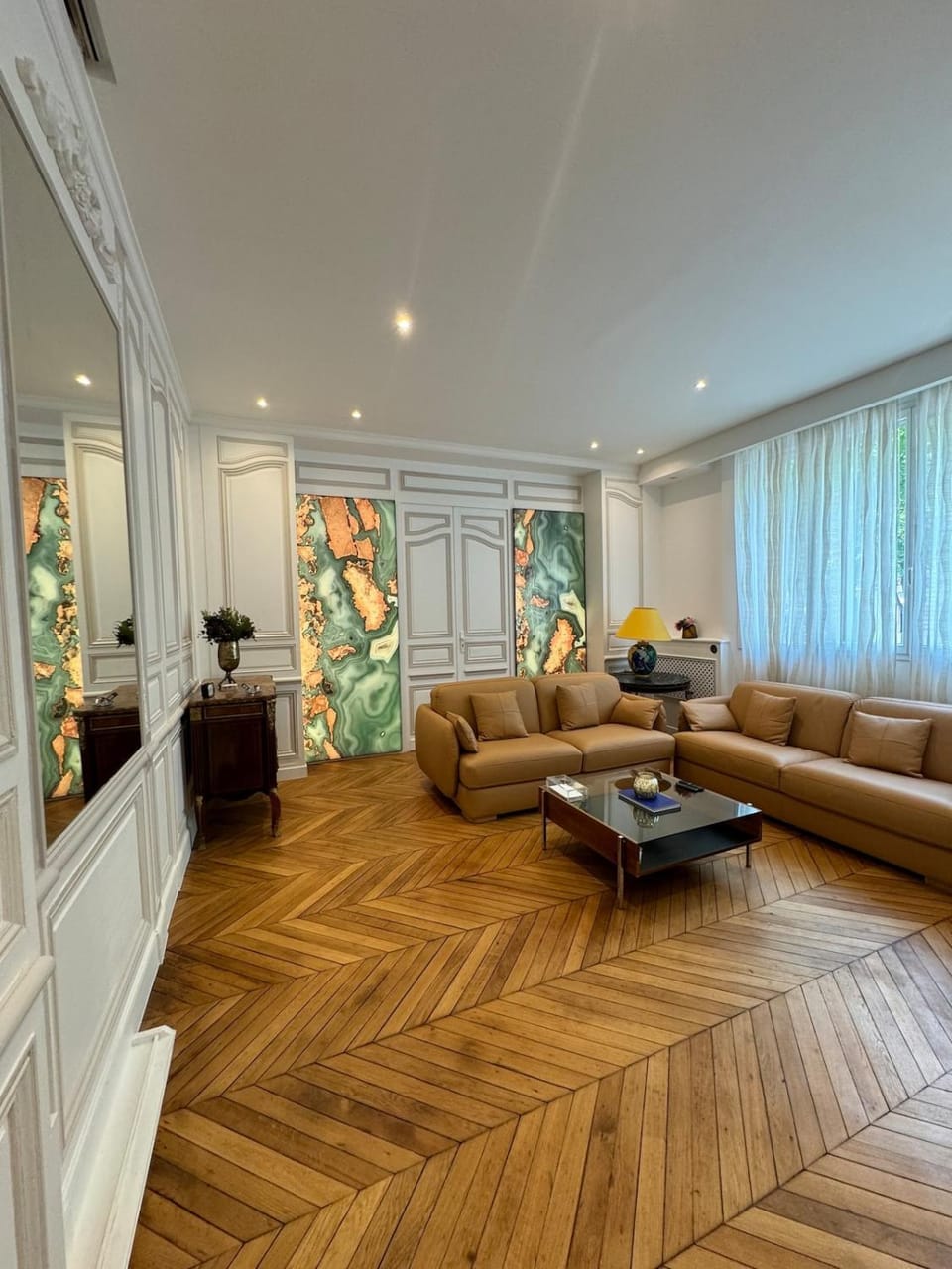 Luxurious 2 bedroom apartment, located in Avenue George V Apartment in Paris
