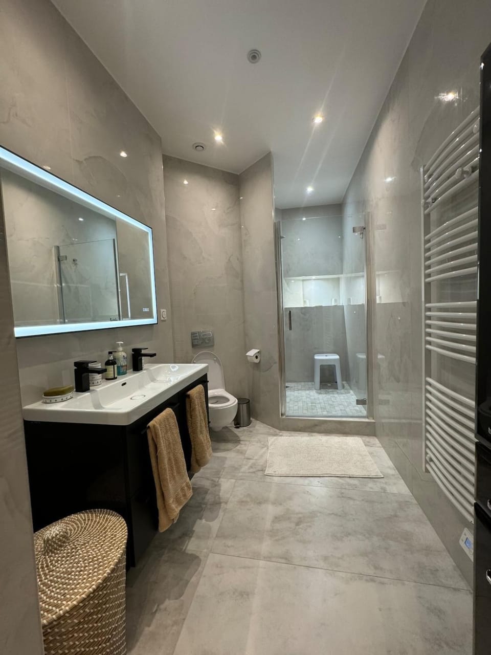 Luxurious 2 bedroom apartment, located in Avenue George V Apartment in Paris