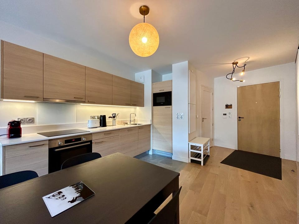 Kitchen or kitchenette, Dining area, oven, stove, toaster