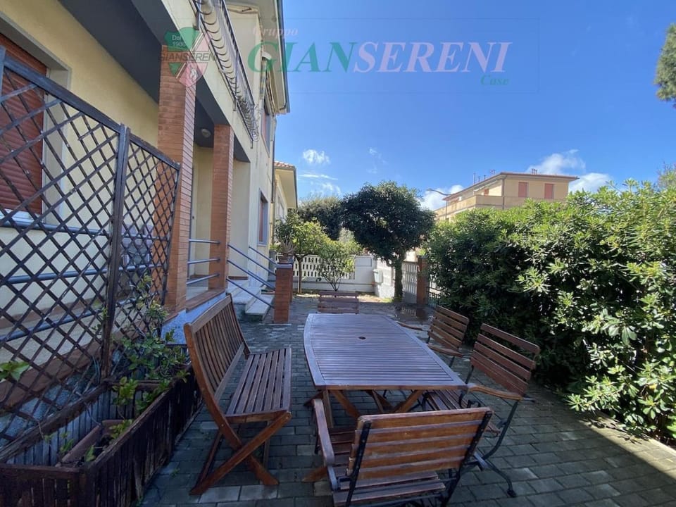 Property building, Day, Garden, Garden, Balcony/Terrace, Dining area