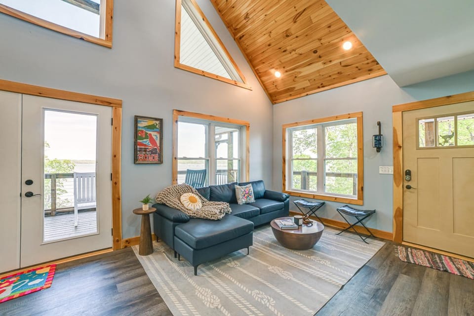 Game Room & Screened Porch: Kentucky Lake Retreat! House in Lake Barkley