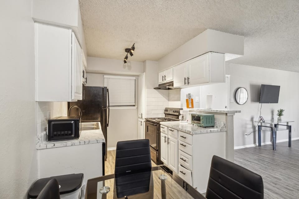 The Landry 178 Spacious and Cozy 2 Bedroom 1bth Apartment in Arlington