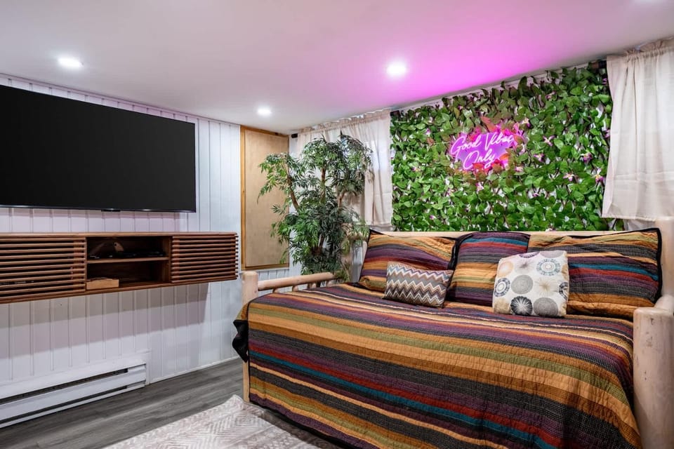 Bed, TV and multimedia, Bedroom