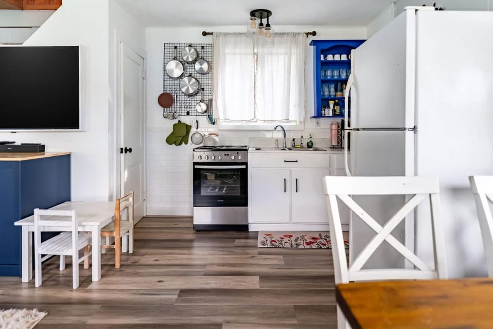 Kitchen or kitchenette, Seating area, Dining area, oven