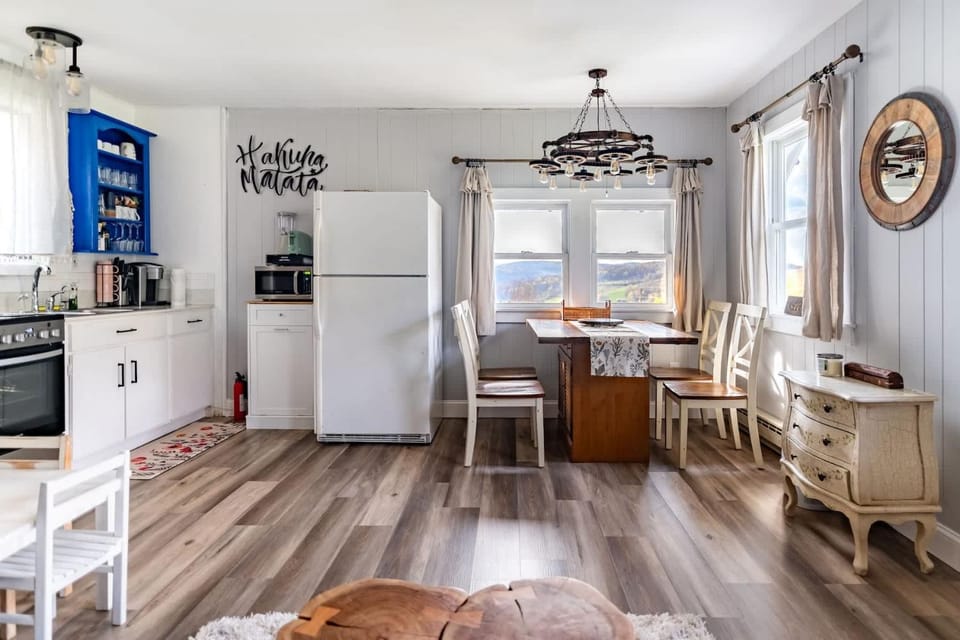 Kitchen or kitchenette, Dining area, oven