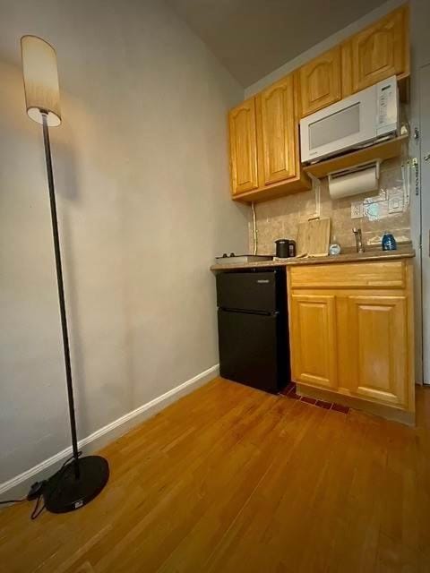 Chelsea Studio 5 - Shared Bathroom - 5th Floor Walk Up Apartment in Midtown