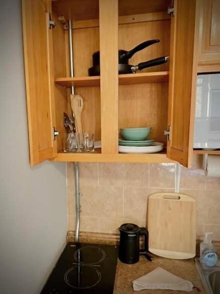 Chelsea Studio 5 - Shared Bathroom - 5th Floor Walk Up Apartment in Midtown