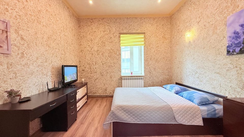 Bed, TV and multimedia, Photo of the whole room, Bedroom
