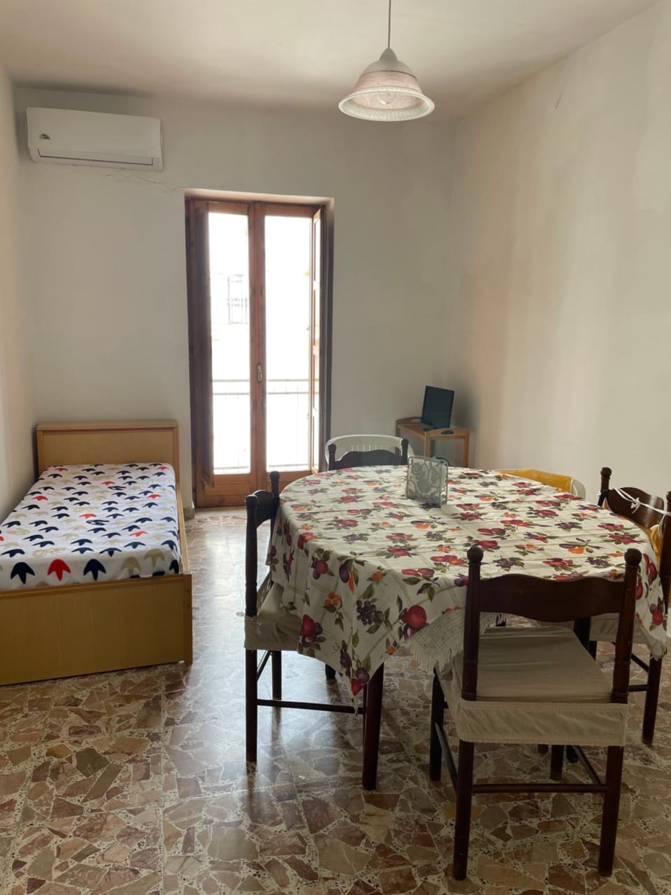 Bed, Living room, air conditioner