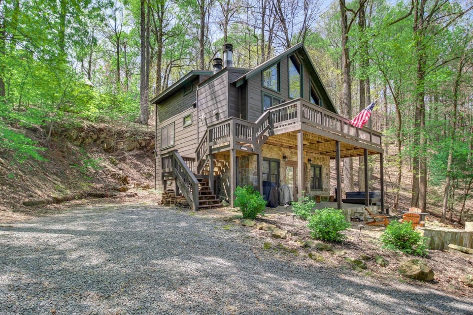 Luxe Ellijay Cabin! Grand Views, Games & Hot Tub Cabin in Georgia