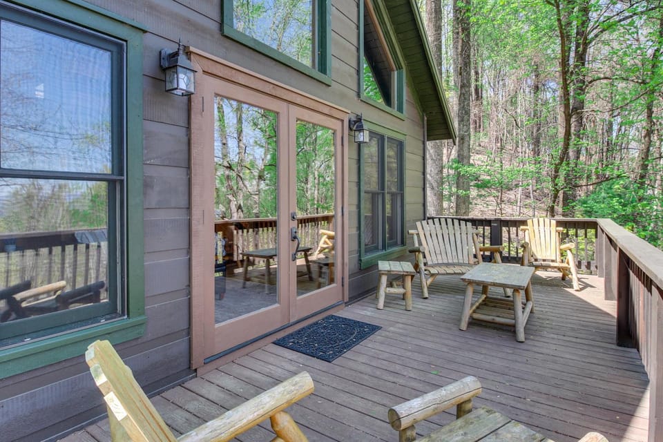 Luxe Ellijay Cabin! Grand Views, Games & Hot Tub Cabin in Georgia