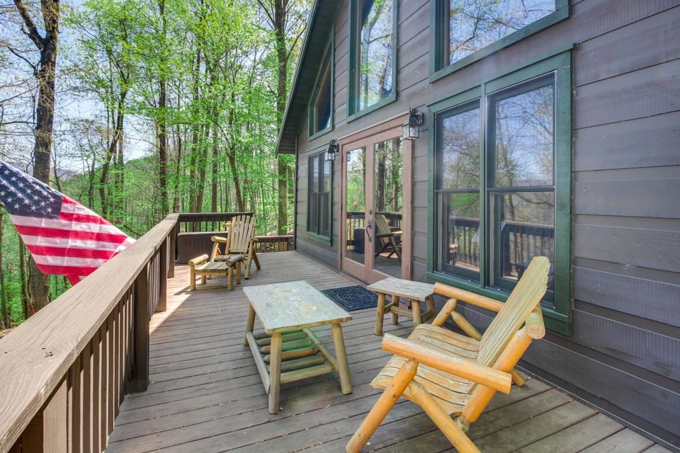 Luxe Ellijay Cabin! Grand Views, Games & Hot Tub Cabin in Georgia