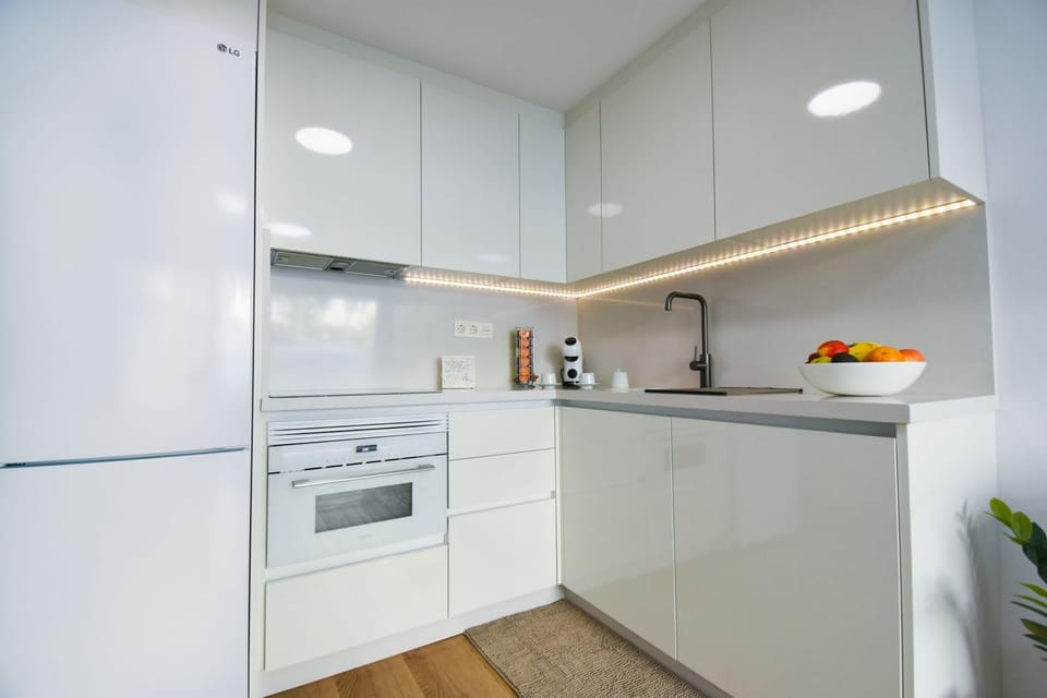 Kitchen or kitchenette, minibar