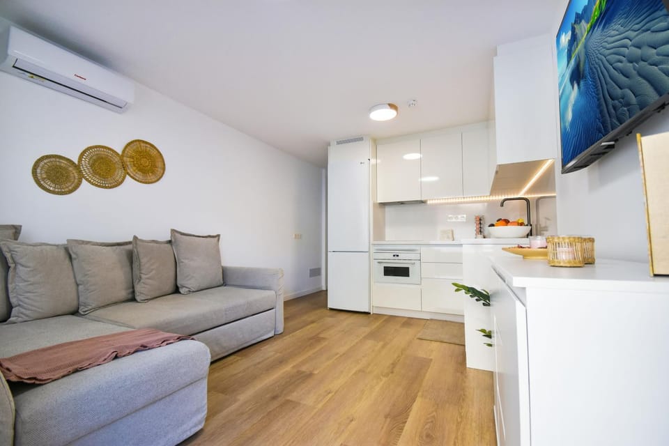 Dining area, oven, stove