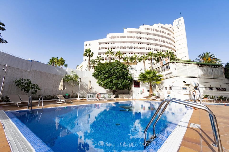 Property building, Pool view, Swimming pool, Swimming pool, sunbed