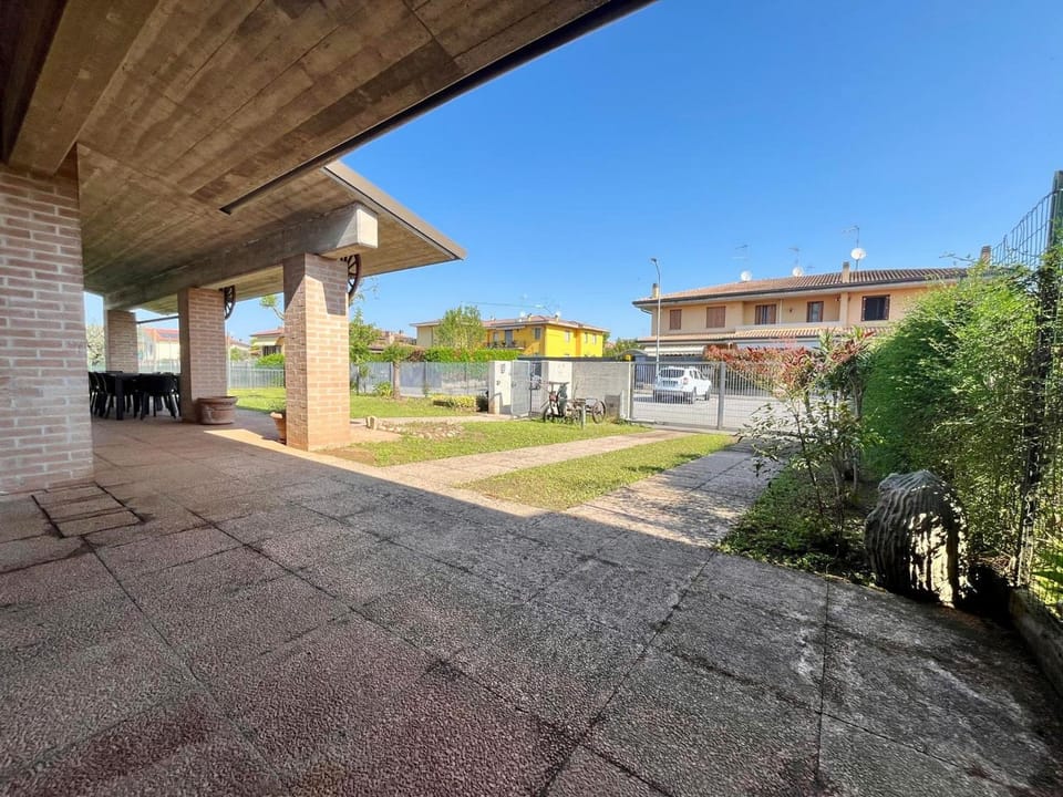 Property building, Garden, Parking