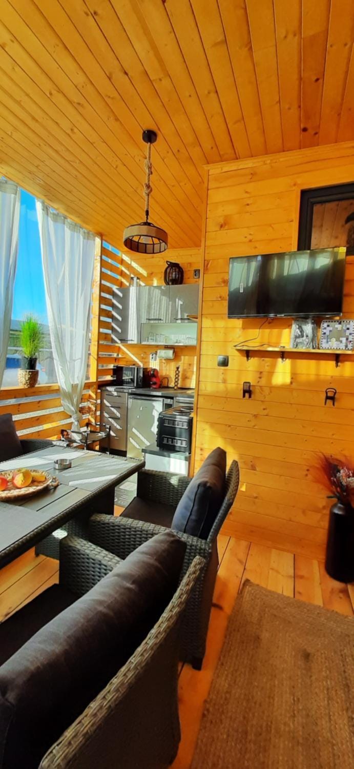 Kitchen or kitchenette, Living room, Seating area, Dining area