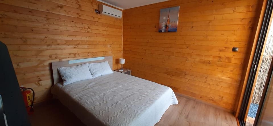 Photo of the whole room, Bedroom, air conditioner