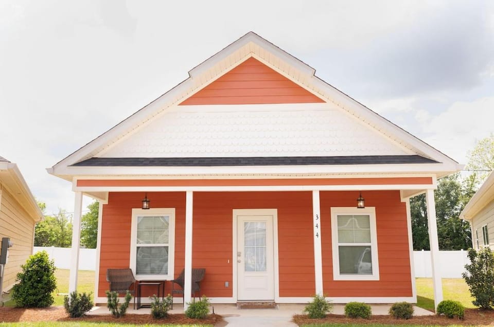 The Cottages 2BR 2BA Dothan Pool Dog Park Pickle Ball Gym House in Dothan