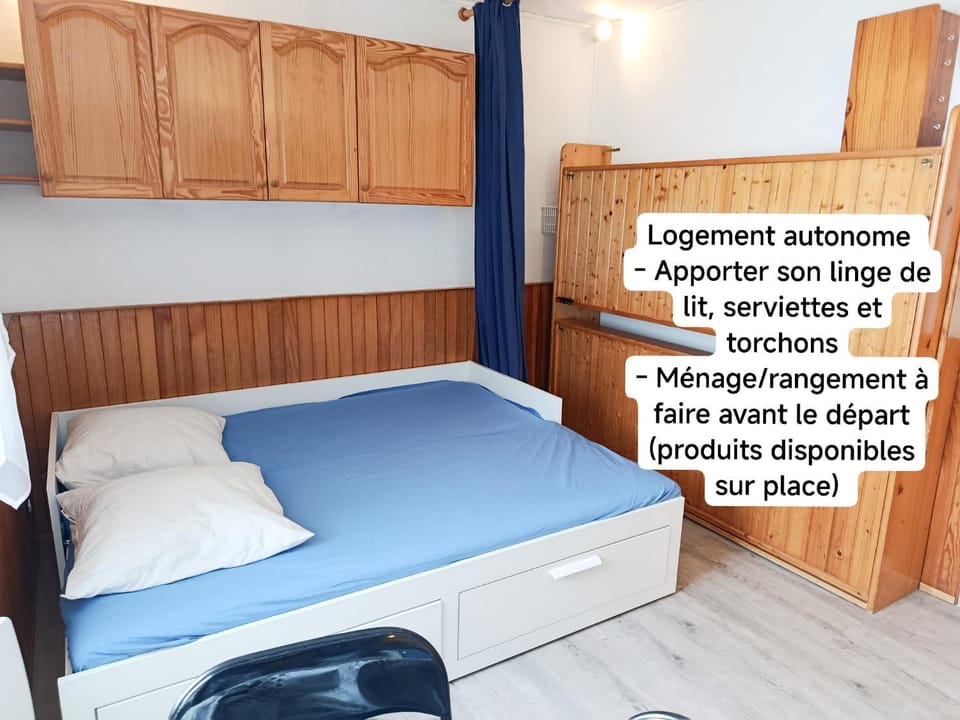 Photo of the whole room, Bedroom, wardrobe
