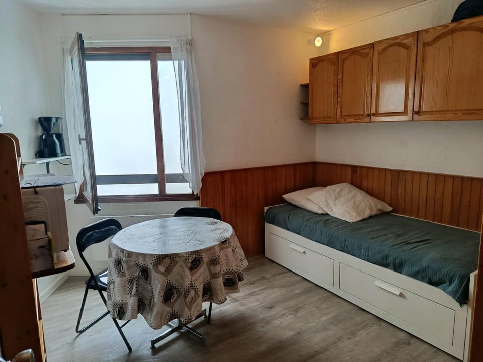 Photo of the whole room, Dining area, Bedroom