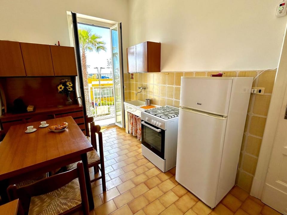 Kitchen or kitchenette, Dining area, stove