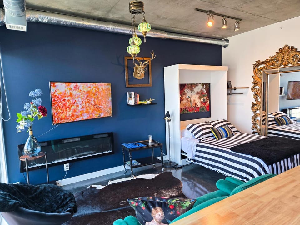Boutique Studio City Views, Patio, Fireplace Voglio Bene Apartment in Calgary