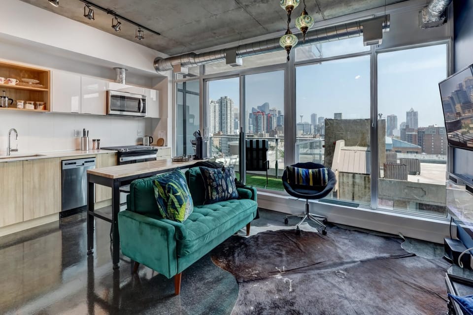 TV and multimedia, Kitchen or kitchenette, Living room, City view