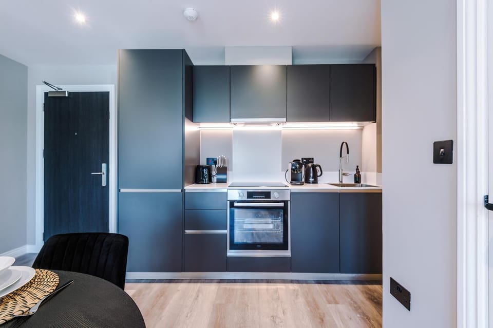 Coffee/tea facilities, Kitchen or kitchenette, oven, stove, toaster