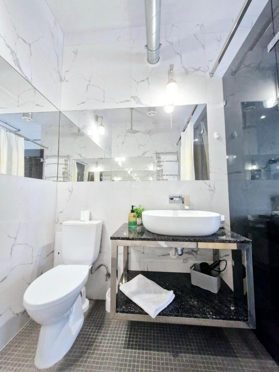 Shower, Toilet, towels