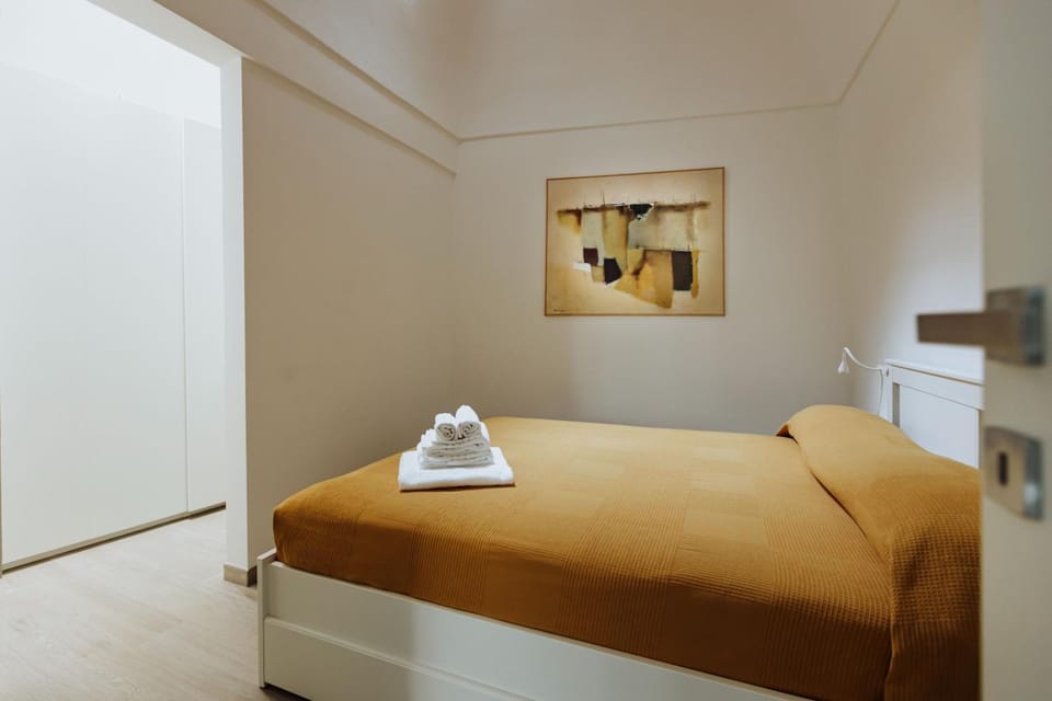 Photo of the whole room, Decorative detail, Bedroom, towels, wardrobe