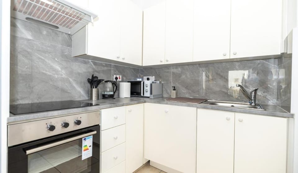 Coffee/tea facilities, Kitchen or kitchenette, dishwasher, stove