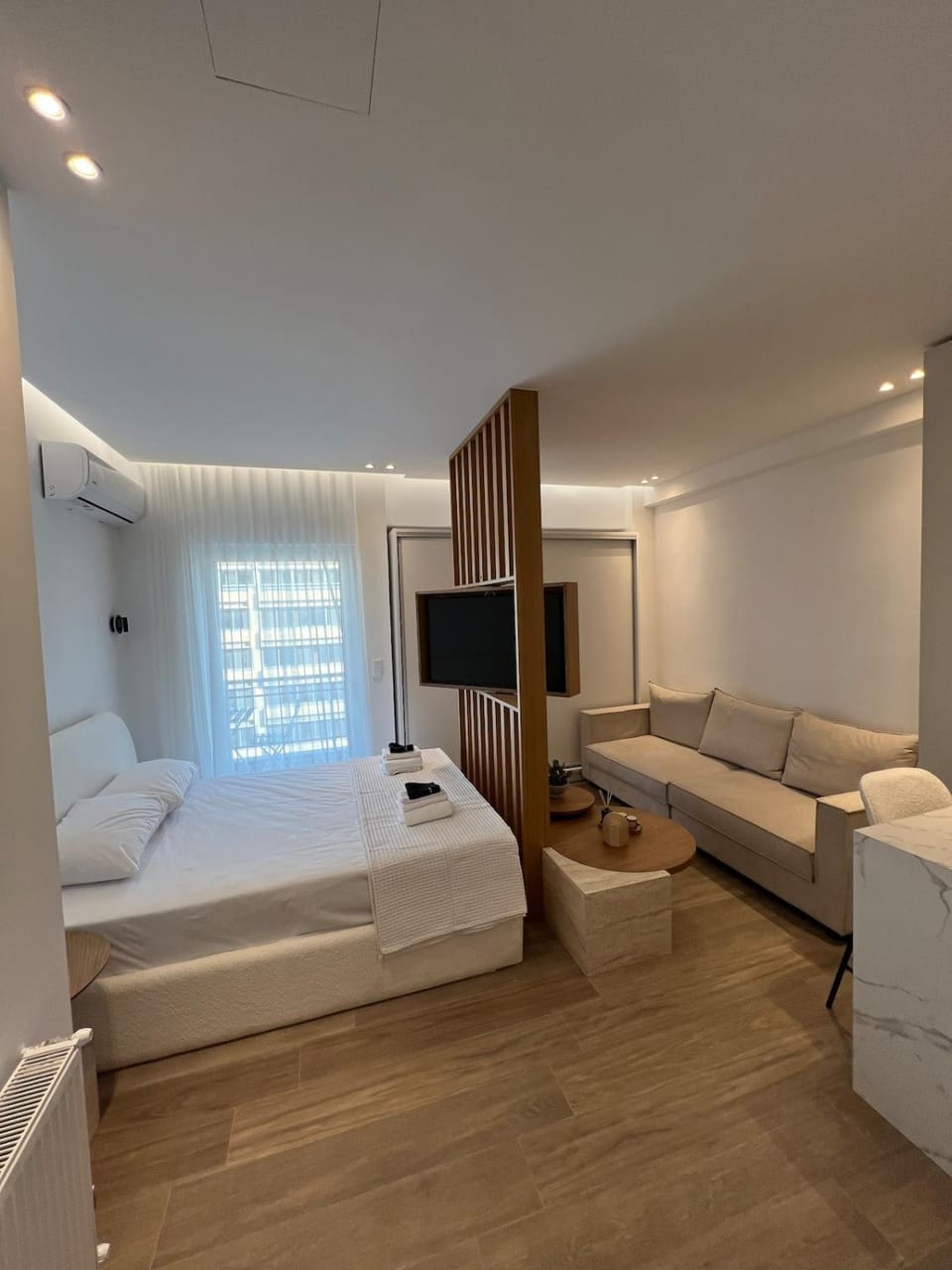 Bed, TV and multimedia, Bedroom, towels