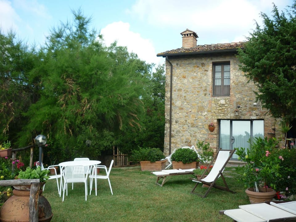 Property building, Facade/entrance, Garden, On site