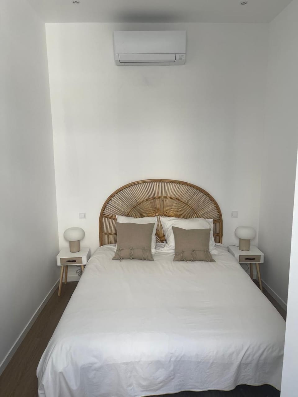 Bed, Bedroom, air conditioner