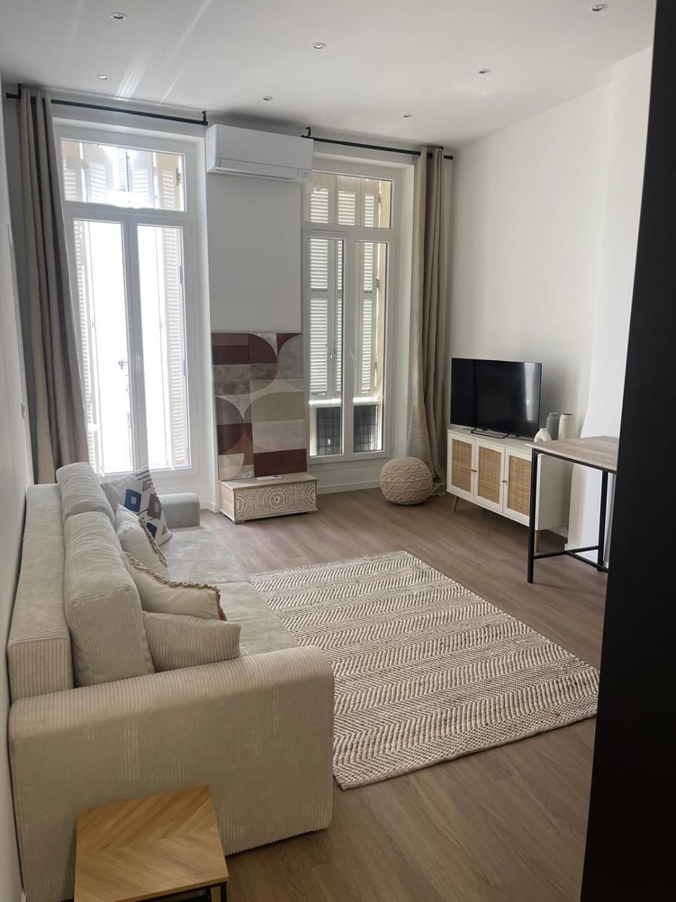 TV and multimedia, Living room, Seating area, air conditioner, air conditioner