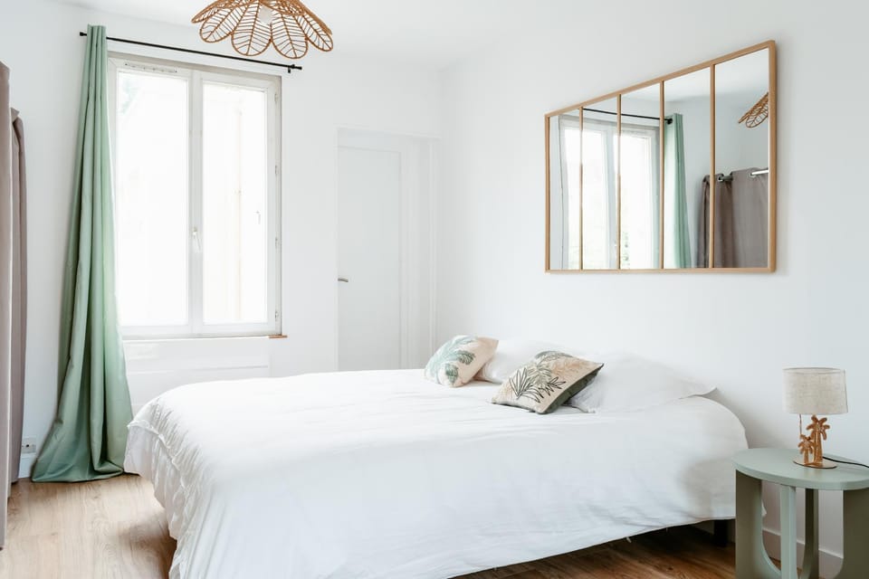 Bed, TV and multimedia, Photo of the whole room, Bedroom, furniture, heating, internet, storage